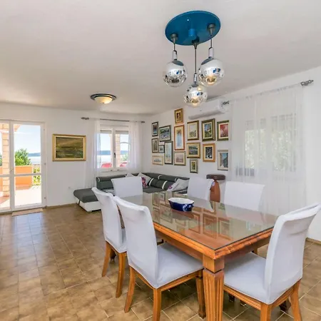 Ruhiggelegenes Mit Terrasse In Strandnaehe By Interhome Apartman *