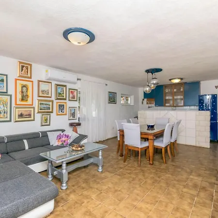 Ruhiggelegenes Mit Terrasse In Strandnaehe By Interhome Apartman *