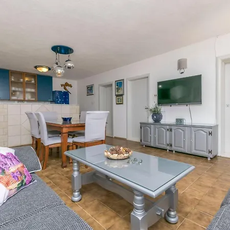 Apartman Ruhiggelegenes Mit Terrasse In Strandnaehe By Interhome