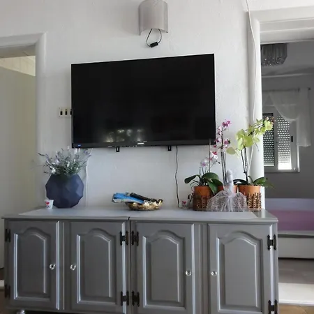 Apartman Ruhiggelegenes Mit Terrasse In Strandnaehe By Interhome Trogir